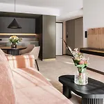מלון Moevenpick & 5*